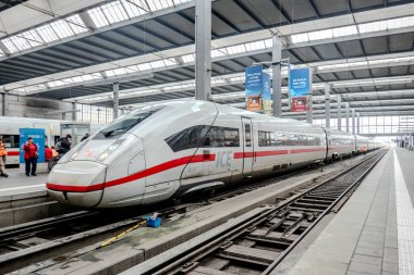 Almanya 'nın Münih Merkez İstasyonu' nda 2025 Ekim 'de trenler peronda durmaktadır.