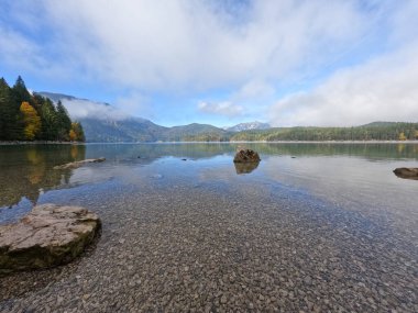 Alpler ve Eibsee Gölü Bavyera Almanya 'nın panoramik manzarası