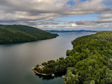 Jocassee Gölü 'nün güzel manzarası Güney Carolina 