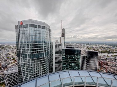 cityscape gökdelenler ve binalar Frankfurt, Almanya ile in havadan görünümü