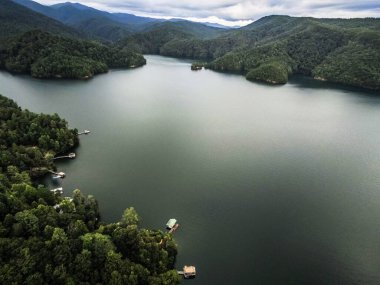 Jocassee Gölü 'nün güzel manzarası Güney Carolina 