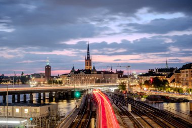 Eski Şehir Manzaralı yaz gece Panoraması (gamla stan) mimarisi Stockholm, İsveç 