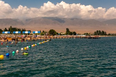 Kırgızistan 'daki issyk kul gölü çevresindeki güzel doğa