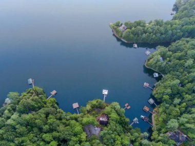 Jocassee Gölü 'nün güzel manzarası Güney Carolina 