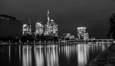 Akşamları Frankfurt silueti. Mavi saatte gün batımında finans ve iş bölgesinden aydınlık gökdelenlerle