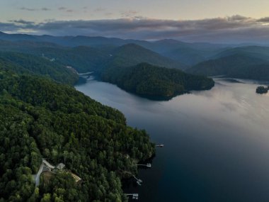 Jocassee Gölü 'nün güzel manzarası Güney Carolina 