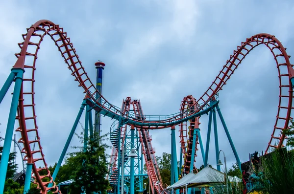 Locos paseos en montaña rusa en el parque de atracciones — Foto de Stock