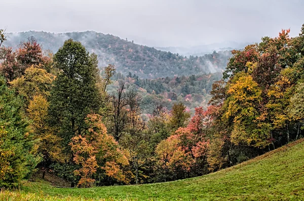 Jesienne jazdy na blue ridge parkway — Zdjęcie stockowe