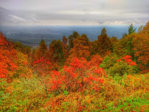 Guida autunnale su parkway dorsale blu — Foto Stock