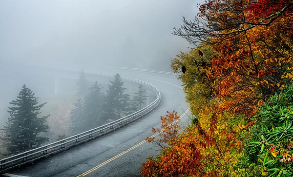 Autumng sezon Dumanlı dağlar — Stok fotoğraf