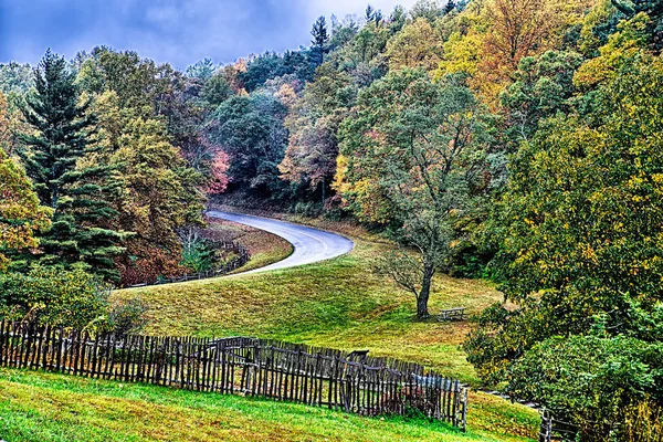 Autumng seizoen in de rokerige bergen — Stockfoto