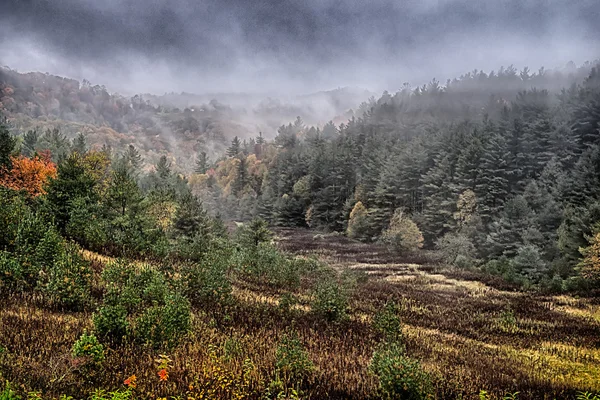 Hösten säsongen i rökiga bergen — Stockfoto