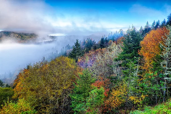 Época de autumng nas montanhas fumegantes — Fotografia de Stock