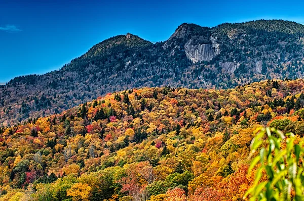 Guida autunnale su parkway dorsale blu — Foto Stock