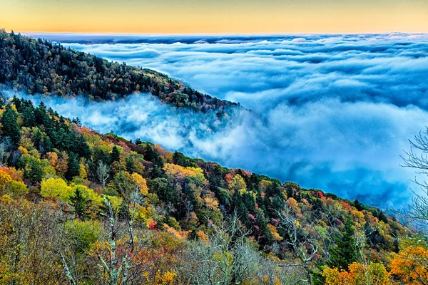 Autumng 赛季在烟雾弥漫的山脉 — 图库照片