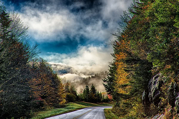 Autumng sezon Dumanlı dağlar — Stok fotoğraf