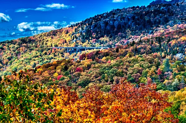 Guida autunnale su parkway dorsale blu — Foto Stock