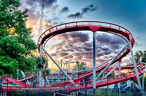 Locos paseos en montaña rusa en el parque de atracciones — Foto de Stock