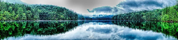 Lago paisagem santeetlah em grandes montanhas fumegantes — Fotografia de Stock