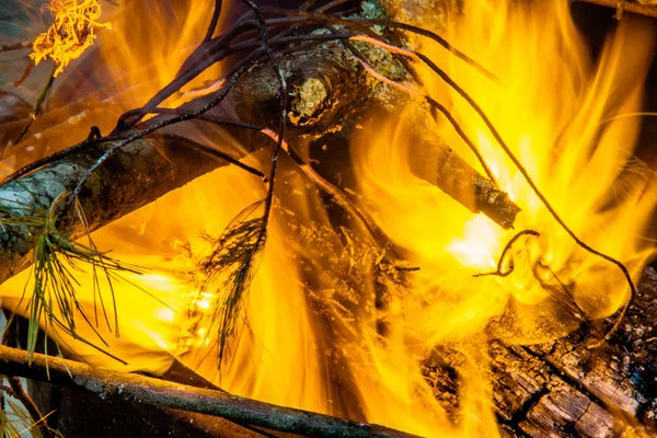 Chamas fogo acampamento queimando à noite após a caminhada — Fotografia de Stock