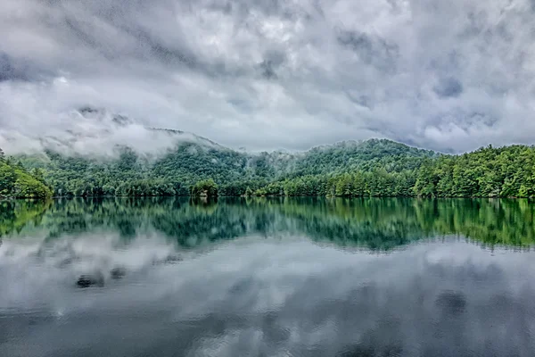 Lago Santeetlah paisaje en grandes montañas humeantes — Foto de Stock