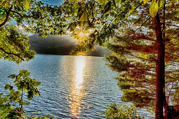 Lago paisagem santeetlah em grandes montanhas fumegantes — Fotografia de Stock