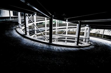 büyük bir şehirde çok öykülü Park çıkışta spiral rampa