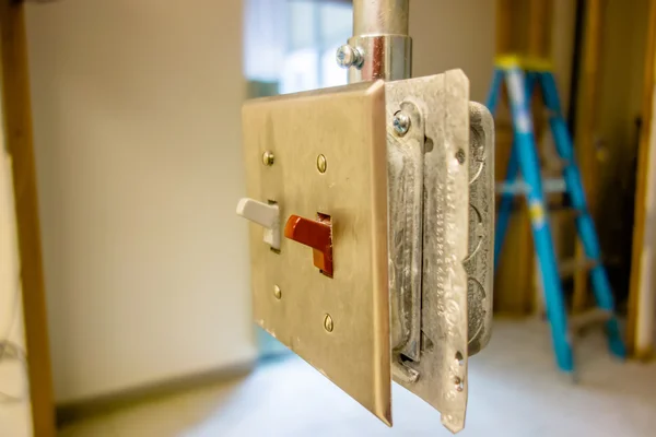 Interruptor de luz listo para ser encerrado en la pared durante la construcción — Foto de Stock