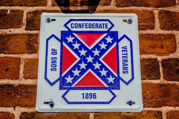 Placa de bandera confederada unida a la pared de ladrillo — Foto de Stock