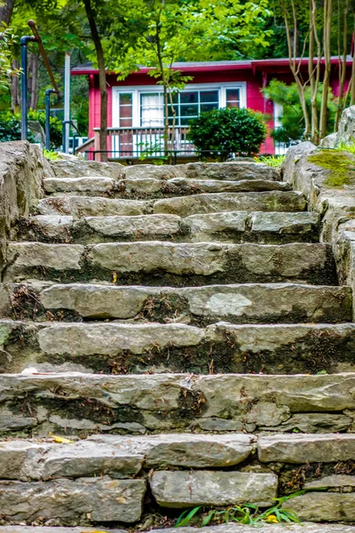 Steinstufen, die zu einem Ferienhaus in den Bergen führen — Stockfoto