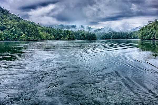 Lago santeetlah scenario in grandi montagne fumose — Foto Stock