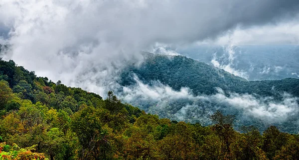 Autumng sezon Dumanlı dağlar — Stok fotoğraf