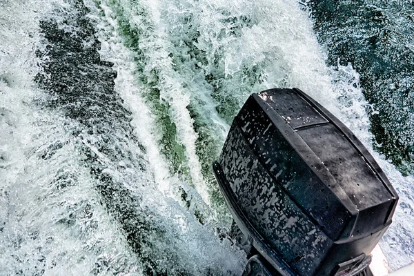 Barco motor empurrando água no lago — Fotografia de Stock