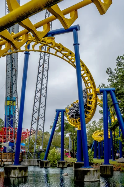 Locos paseos en montaña rusa en el parque de atracciones — Foto de Stock