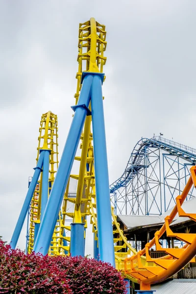 Gek rollercoaster ritten op amusement park — Stockfoto