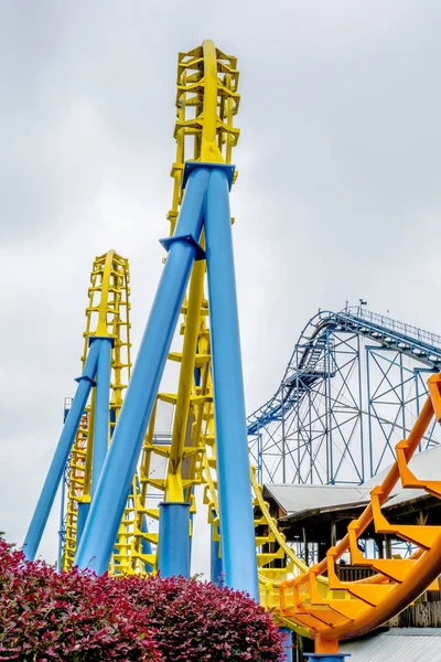 Crazy rollercoaster rides at amusement park — Stock Photo, Image