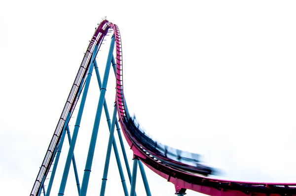 Locos paseos en montaña rusa en el parque de atracciones —  Fotos de Stock