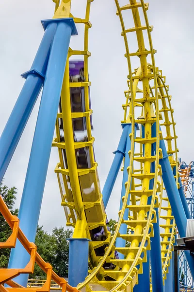 Locos paseos en montaña rusa en el parque de atracciones — Foto de Stock