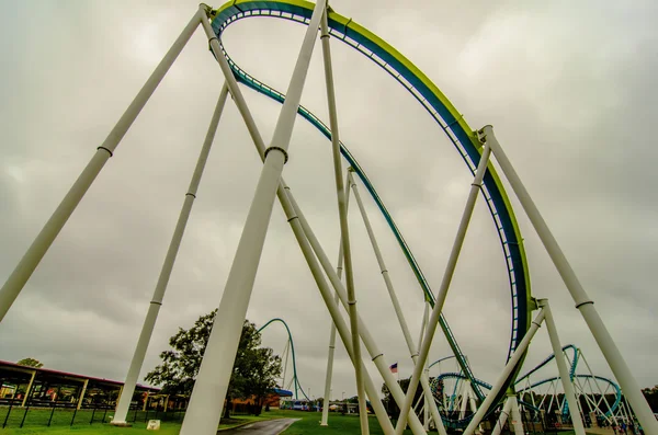 Zwariowany rollercoaster jazda w parku rozrywki — Zdjęcie stockowe