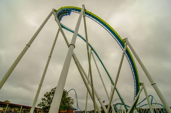 Zwariowany rollercoaster jazda w parku rozrywki — Zdjęcie stockowe