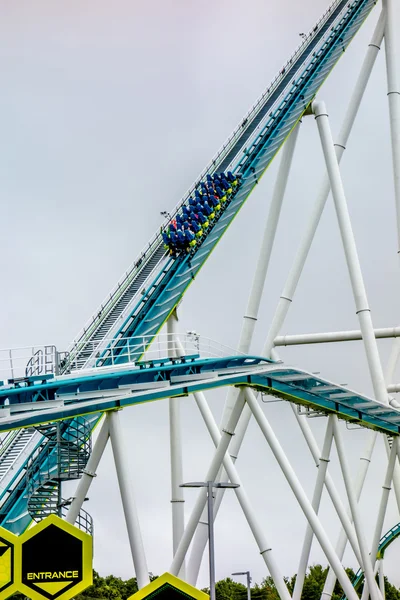 Locos paseos en montaña rusa en el parque de atracciones — Foto de Stock