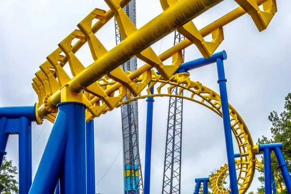 Crazy rollercoaster rides at amusement park — Stock Photo, Image