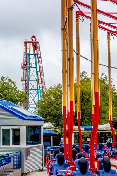 Crazy rollercoaster rides eğlence parkı — Stok fotoğraf