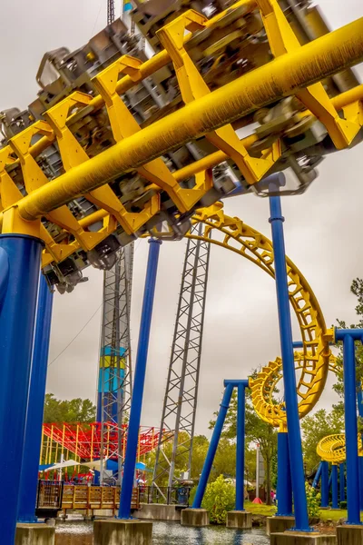 Locos paseos en montaña rusa en el parque de atracciones — Foto de Stock