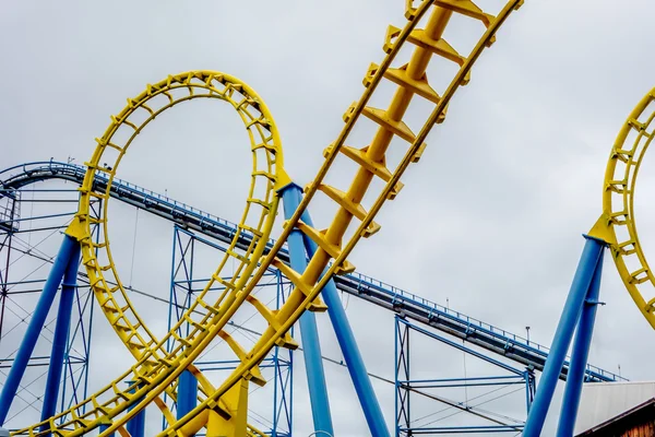 Locos paseos en montaña rusa en el parque de atracciones — Foto de Stock