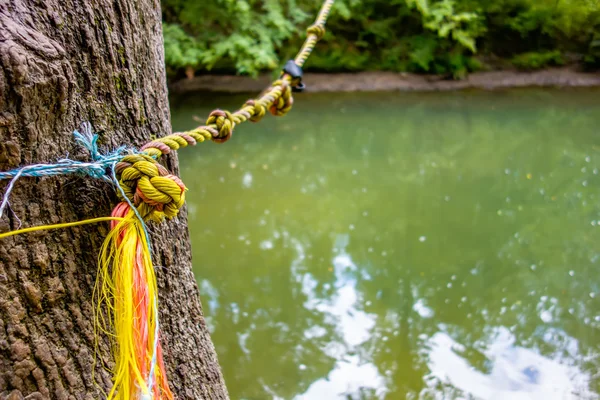 Cuerda de salto oscilación para saltar en el río — Foto de Stock