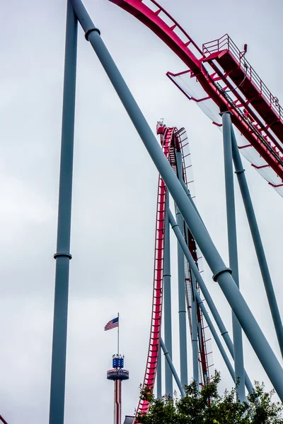 Crazy rollercoaster rider på nöjespark — Stockfoto