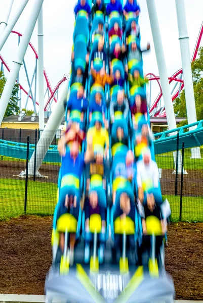 Locos paseos en montaña rusa en el parque de atracciones — Foto de Stock