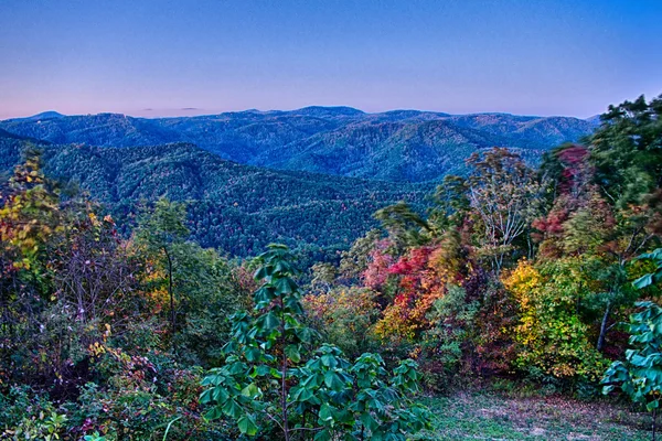 Condução através de montanhas cume azul parque nacional — Fotografia de Stock