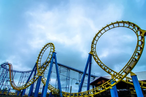 Crazy rollercoaster rides at amusement park — Stock Photo, Image